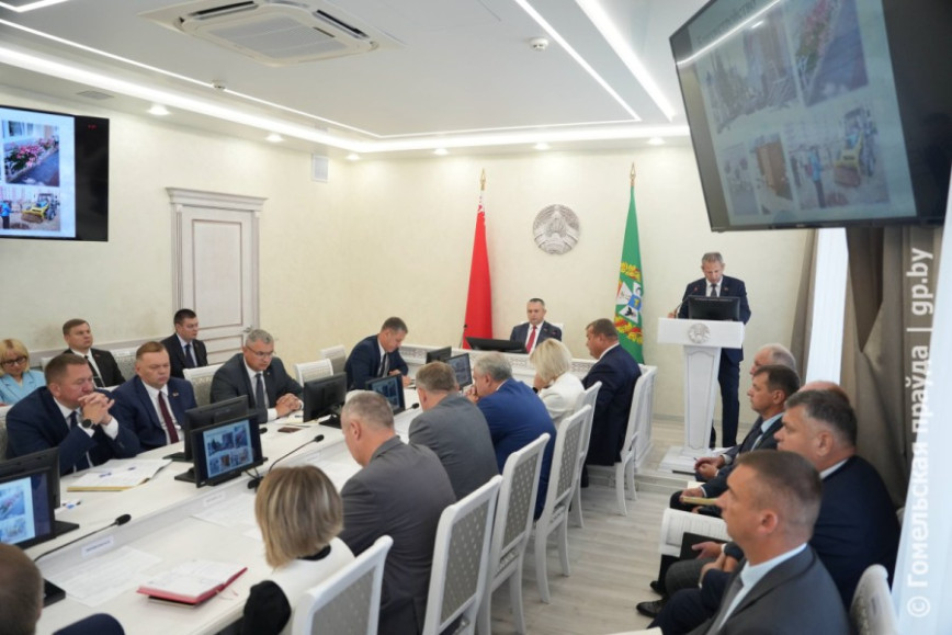 Конкурсная чистота: на аппаратном совещании в облисполкоме обсудили ход уборочной кампании и благоустройство парковочных мест