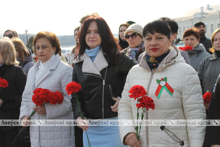 В горпоселке прошла церемония возложения цветов к братскому захоронению