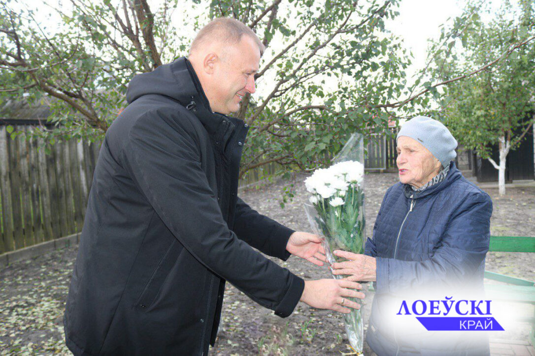 Глава района Николай Клименок поздравил малолетнюю узницу Озаричского концлагеря Анну Денисовну Петренко с праздником