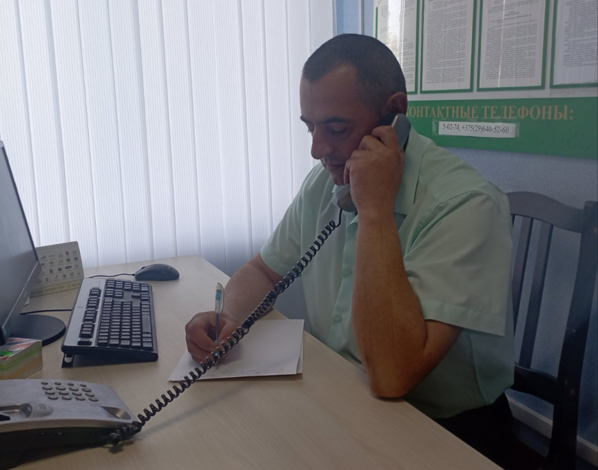 «Горячую» телефонную линию по вопросам охраны труда провел главный специалист сектора занятости населения и охраны труда управления по труду, занятости и социальной защите Лоевского райисполкома Геннадий Маджара