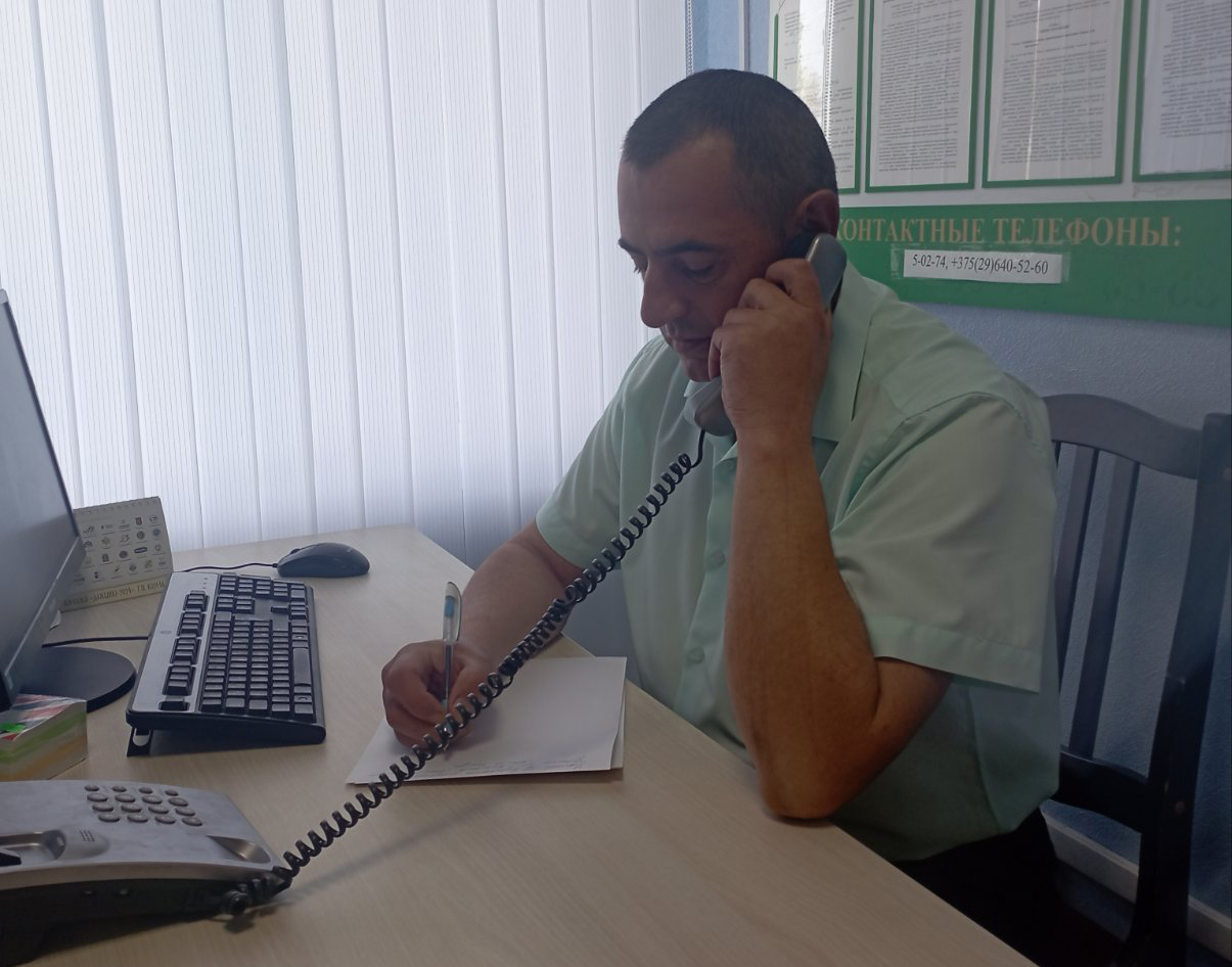 «Горячую» телефонную линию по вопросам охраны труда провел главный специалист сектора занятости населения и охраны труда управления по труду, занятости и социальной защите Лоевского райисполкома Геннадий Маджара