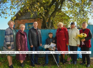 Ветеран Великой Отечественной войны Иван Алексеевич Гавриленко принимал поздравления с Днем освобождения Лоевского района от немецко-фашистских захватчиков и Днем города