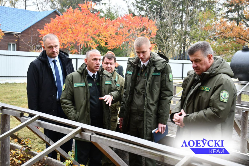 Сегодня Лоевский район с рабочим визитом посетили министр лесного хозяйства Александр Кулик и генеральный директор Гомельского ГПЛХО Игорь Дегтярик