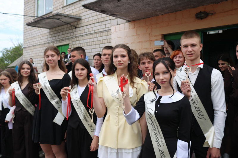 Бывай, школа! Апошні званок празвінеў для выпускнікоў школ Лоеўшчыны