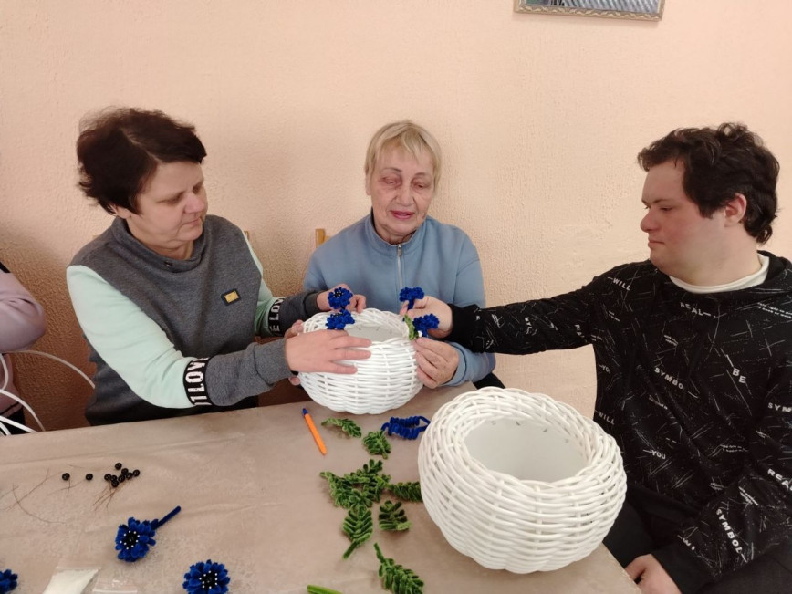 Для людей с инвалидностью в учреждении «Лоевский территориальный центр социального обслуживания населения» прошел мастер - класс по изготовлению сувениров к весеннему празднику.