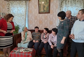 Поздравили на дому долгожительницу, ветерана труда г.п. Лоев Козловскую Клавдию Петровну с 92-летием