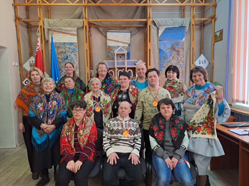 На базе учреждения культуры «Лоевская центральная районная библиотека» прошло мероприятие «Праздник русского платка»