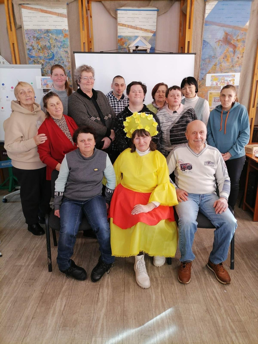 В районной библиотеке для подопечных учреждения «Лоевский территориальный центр социального обслуживания населения» прошел час хорошего настроения «На пороге весна»