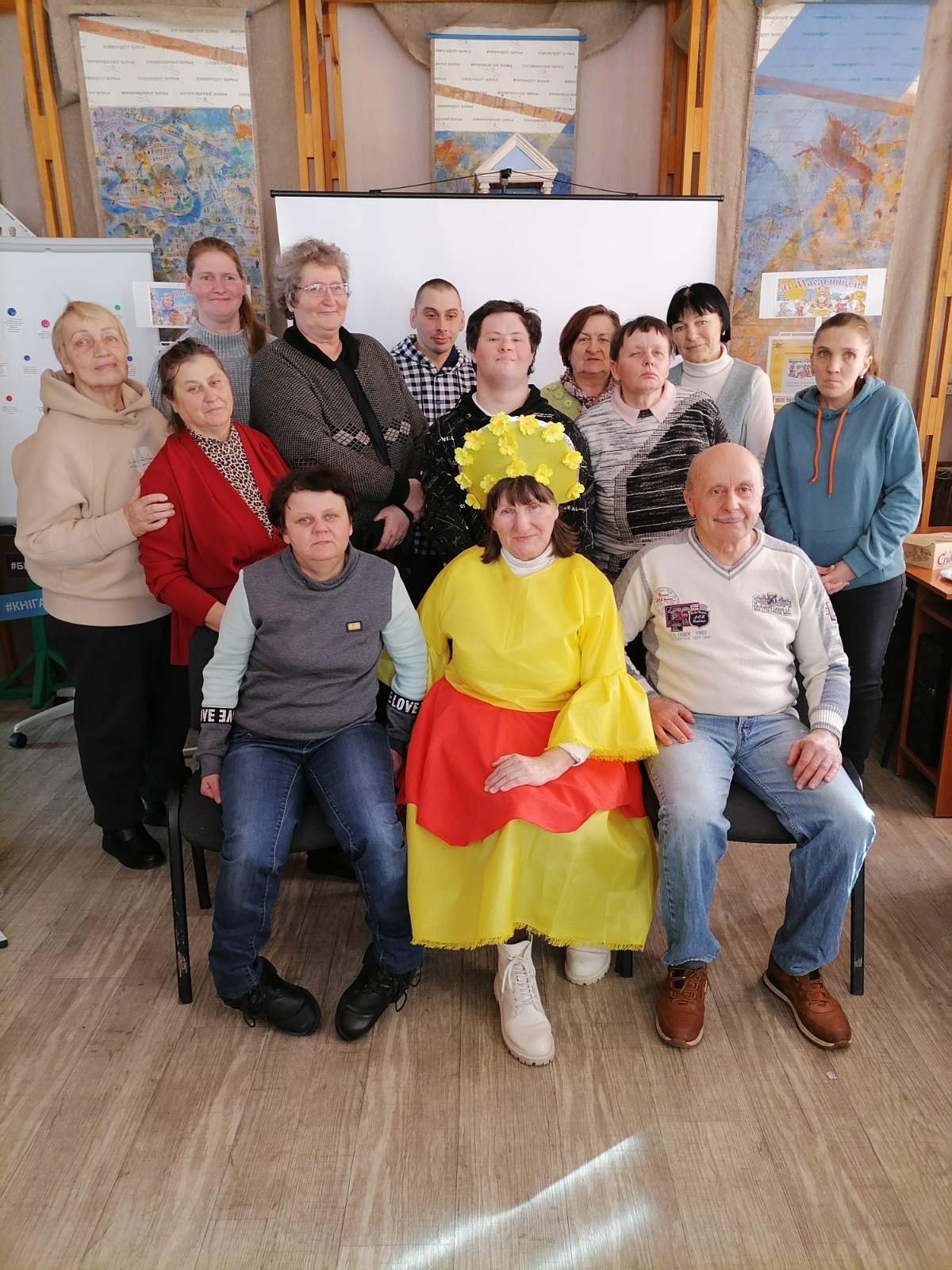 В районной библиотеке для подопечных учреждения «Лоевский территориальный центр социального обслуживания населения» прошел час хорошего настроения «На пороге весна»